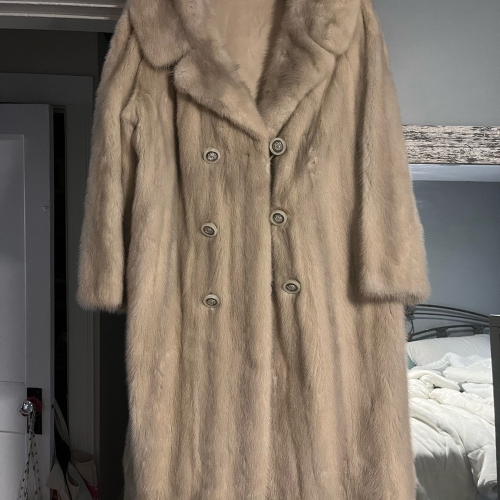 Real vintage white mink coat with silk lining and silk lined pockets.